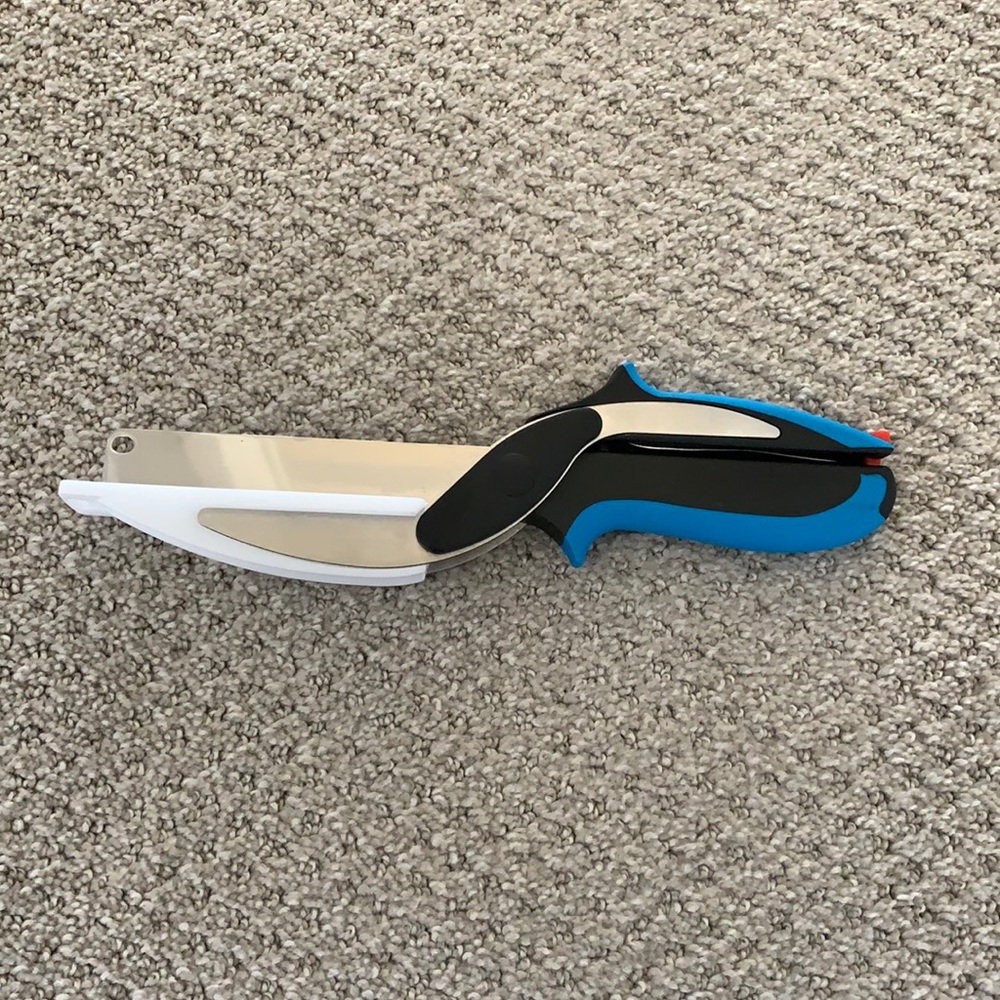 Kitchen shears w/built in cutting board